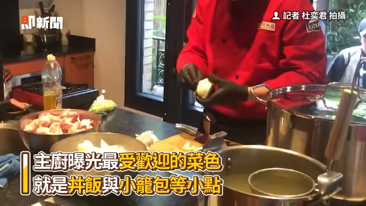 廚師在專業廚房準備肉類和蔬菜等食材。