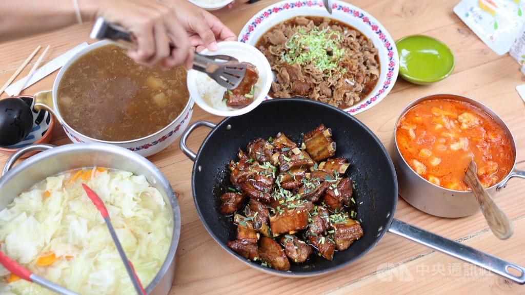 美味的台灣菜：滷肉飯、豬肋排湯等，家庭式供應。